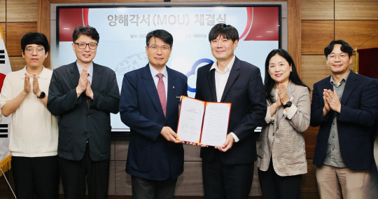 편성범(가운데 왼쪽) 고려대학교 학장과 이경진(가운데 오른쪽) 카카오엔터프라이즈 대표가 MOU 체결 후 기념촬영하고 있다. 카카오엔터프라이즈 제공